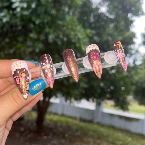 Gingerbread House Press On Nails - Picture 1 of 3